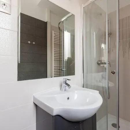 Art Deco 3 Bedroom, 3 Bathroom, Balcony