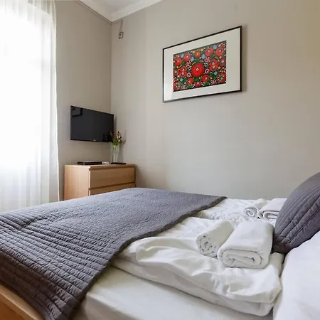 Art Deco 3 Bedroom, 3 Bathroom, Balcony