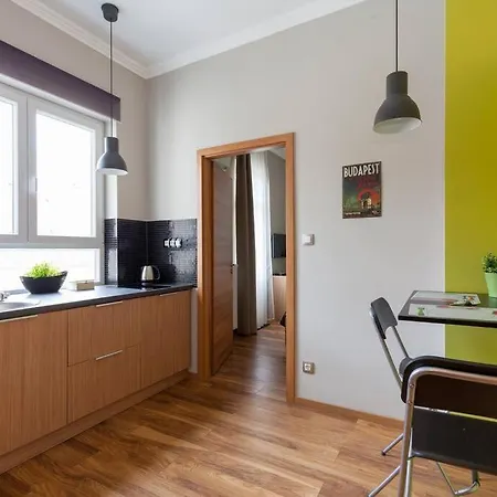Art Deco 3 Bedroom, 3 Bathroom, Balcony