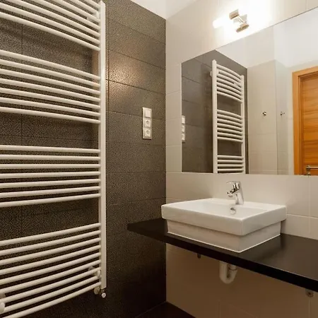 Art Deco 3 Bedroom, 3 Bathroom, Balcony