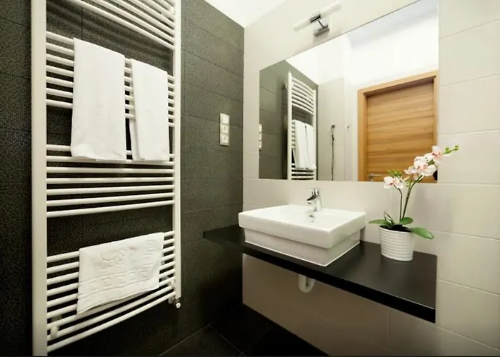 Art Deco 3 Bedroom, 3 Bathroom, Balcony Budapest