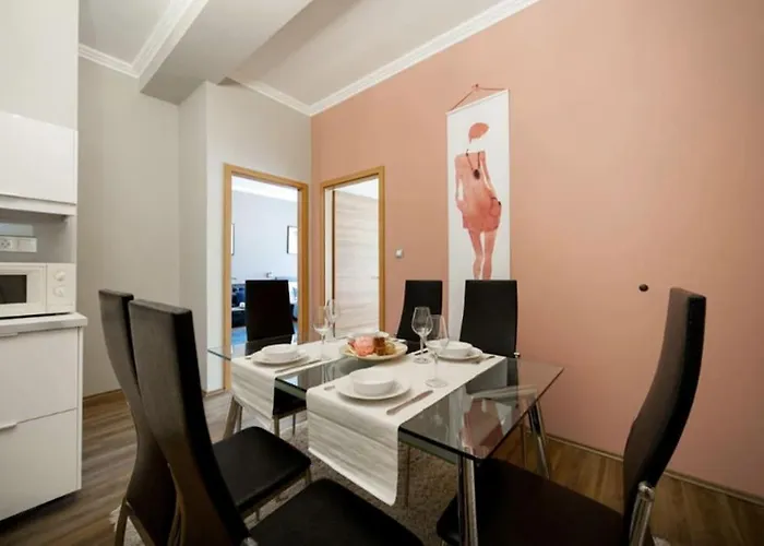 Art Deco 3 Bedroom, 3 Bathroom, Balcony Budapest