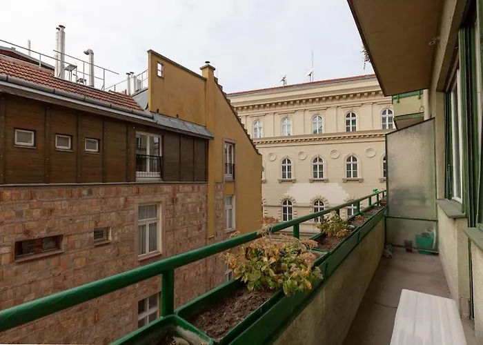 Art Deco 3 Bedroom, 3 Bathroom, Balcony