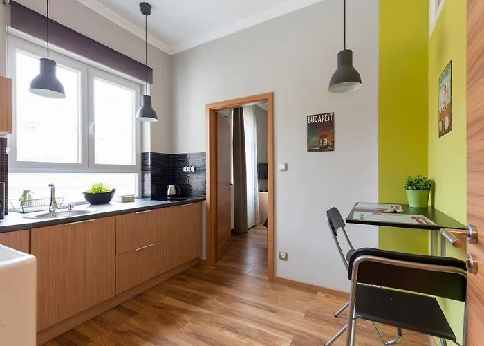 Art Deco 3 Bedroom, 3 Bathroom, Balcony