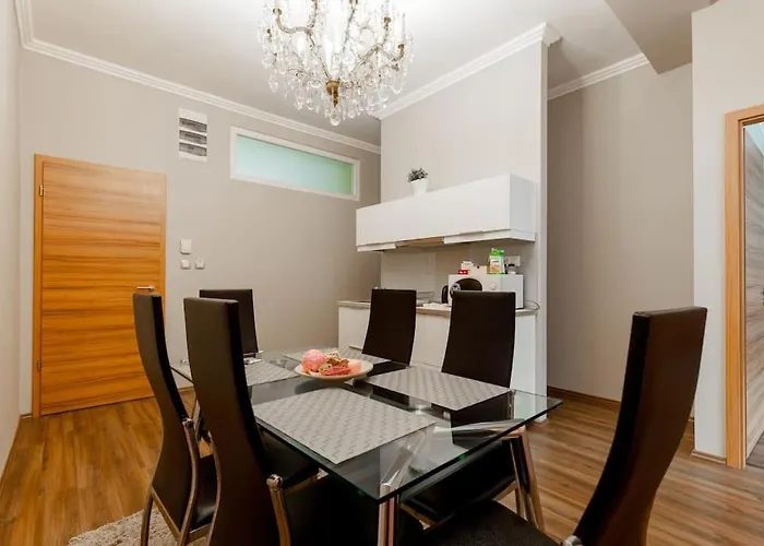 Art Deco 3 Bedroom, 3 Bathroom, Balcony