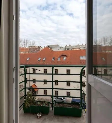 Art Deco 3 Bedroom, 3 Bathroom, Balcony Budapest