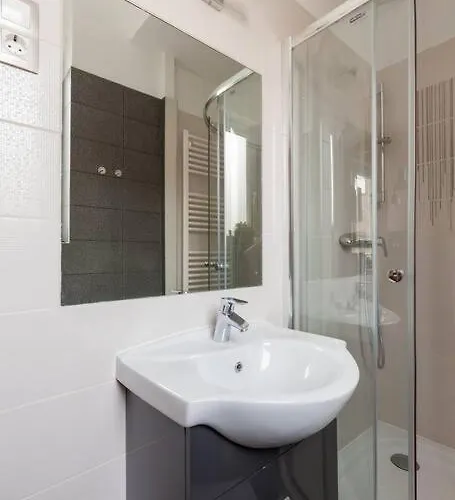 Art Deco 3 Bedroom, 3 Bathroom, Balcony