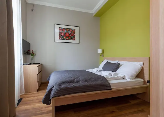 Art Deco 3 Bedroom, 3 Bathroom, Balcony