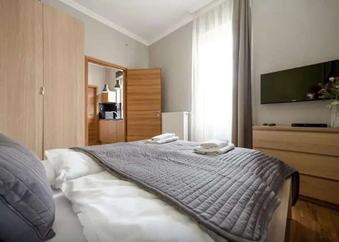 Art Deco 3 Bedroom, 3 Bathroom, Balcony