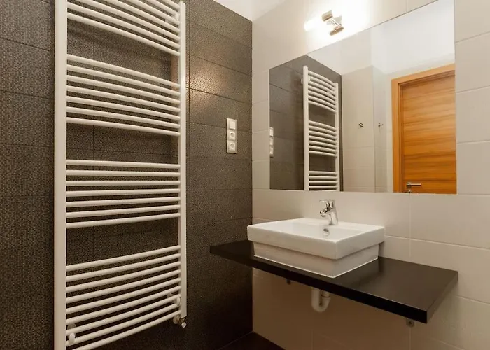 Art Deco 3 Bedroom, 3 Bathroom, Balcony