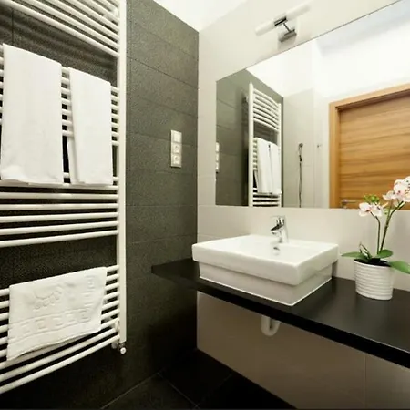 Art Deco 3 Bedroom, 3 Bathroom, Balcony Budapešť