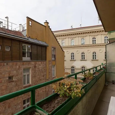 Art Deco 3 Bedroom, 3 Bathroom, Balcony