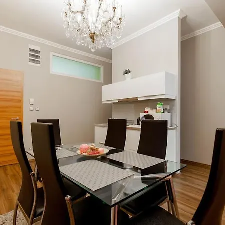 Art Deco 3 Bedroom, 3 Bathroom, Balcony