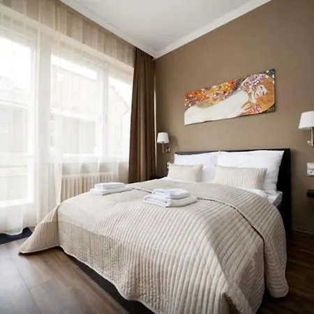 Art Deco 3 Bedroom, 3 Bathroom, Balcony Budapešť