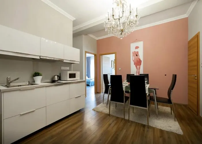شقة Art Deco 3 Bedroom, 3 Bathroom, Balcony